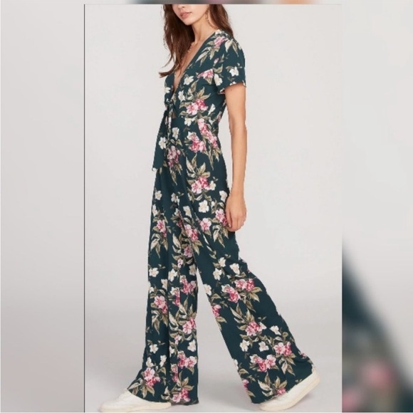 Volcom Pants - NWOT Volcom Emerald Green Haute Tropic Floral
Plunge Jumpsuit Size Small